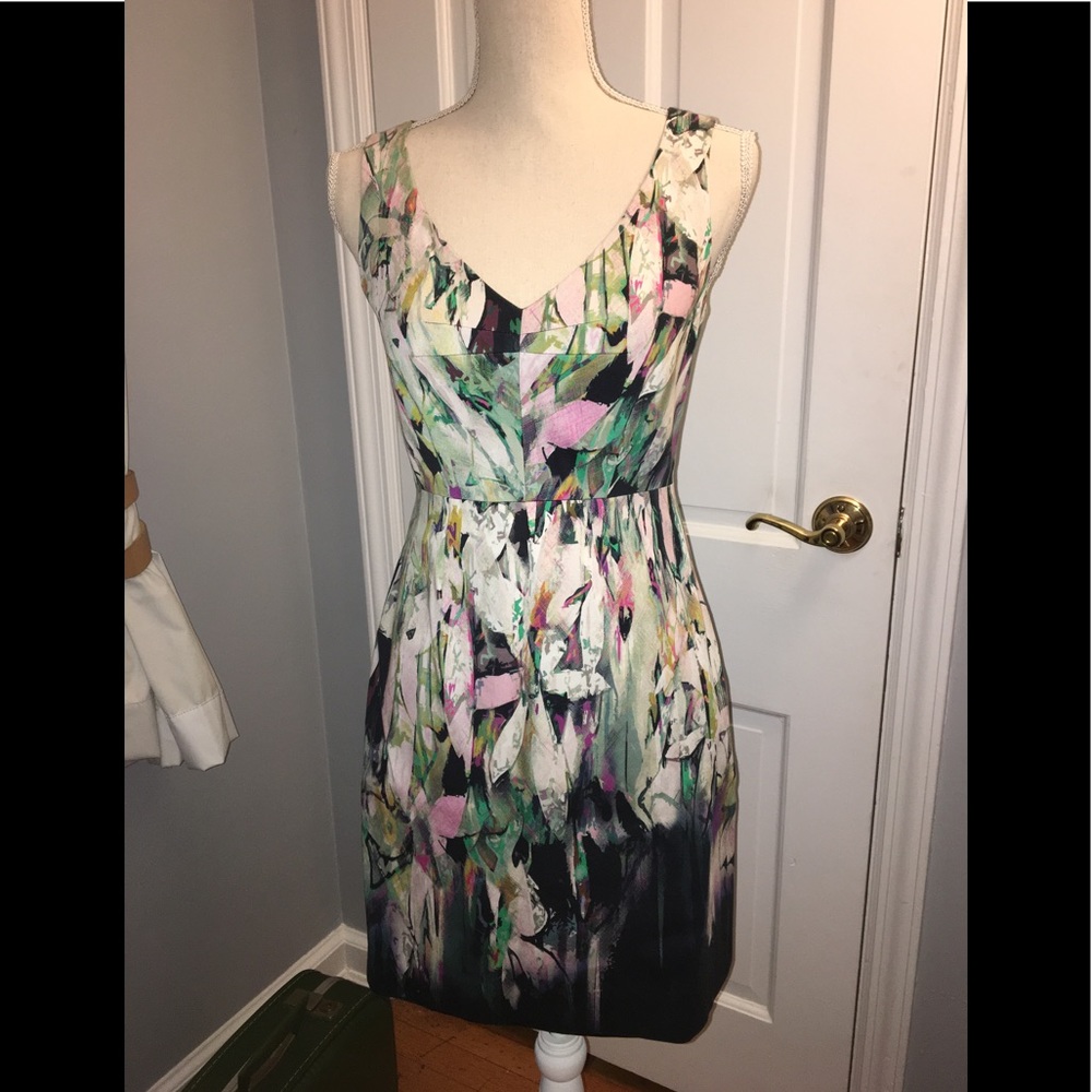 Elie Tahari beautiful v-neck dress like New!!